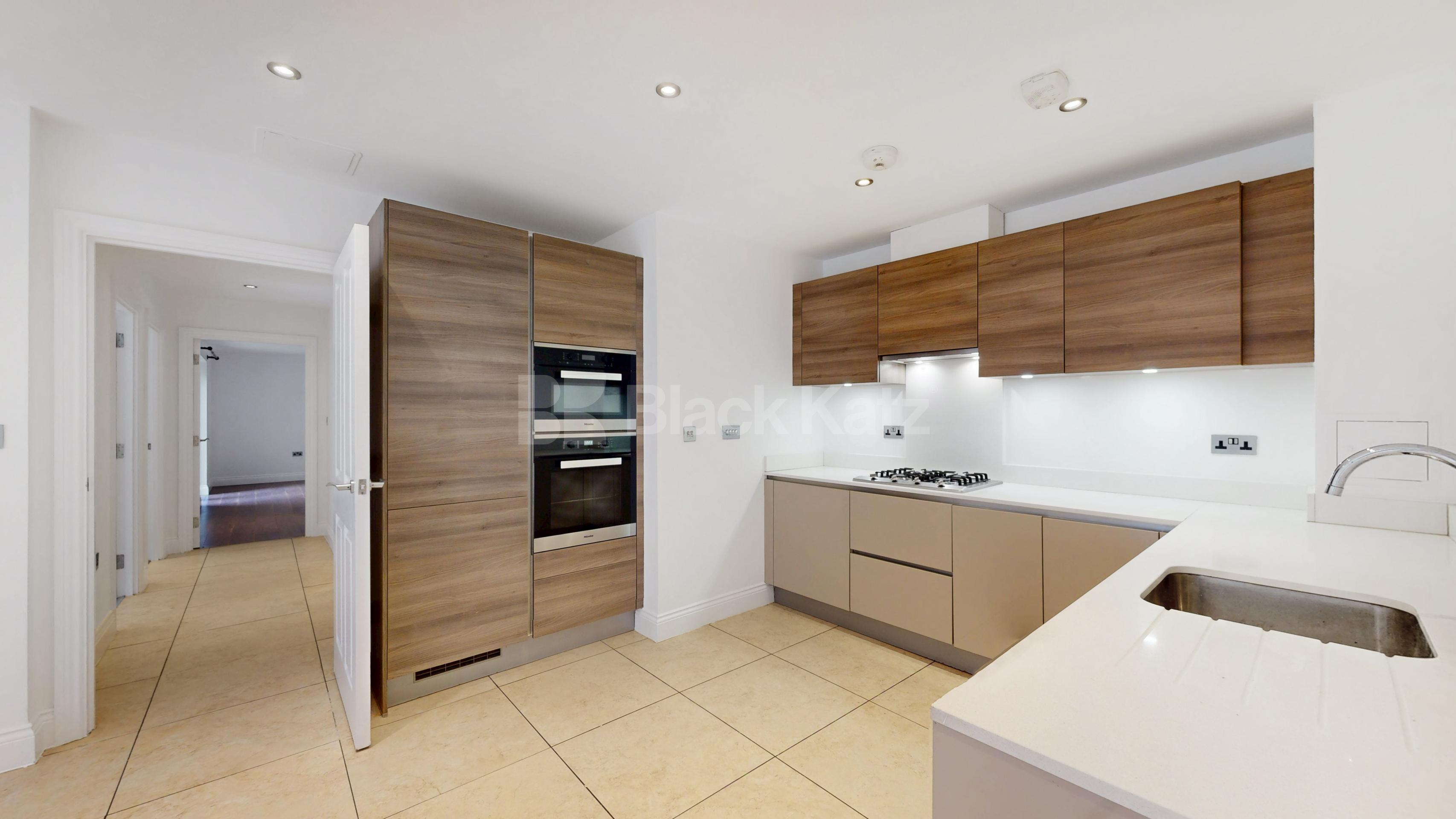 Stylish 3 bedroom minutes to Palmers Green Huguenot Drive, Palmers Green N13